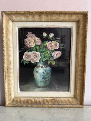 un tableau représentant des roses roses dans un vase bleu posé sur une table