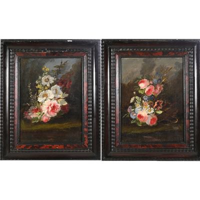 deux tableaux encadrés représentant des fleurs dans un vase posé sur une table