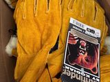 une boîte en carton contenant une paire de gants jaunes