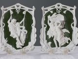 paire de plaques en porcelaine verte et blanche représentant un homme à cheval et une femme à cheval