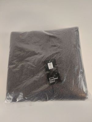 un gros plan d'un morceau de tissu posé sur une surface blanche