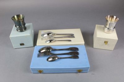 une boîte sur laquelle sont posés des couverts et qui contient une tasse et une cuillère