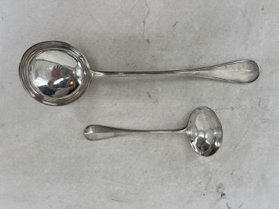 deux cuillères placées l'une à côté de l'autre