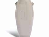 un vase blanc posé sur une surface blanche