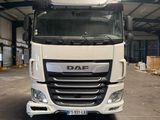un grand camion blanc garé dans un grand entrepôt