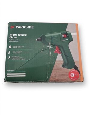 un gros plan d'une boîte contenant un pistolet à colle chaude