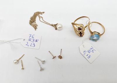Plusieurs bagues et boucles d'oreilles différentes sont présentées sur un fond blanc