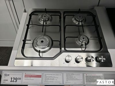 une cuisinière équipée de nombreux feux