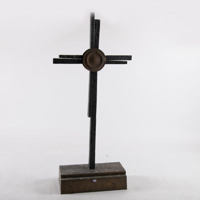 une image représentant une croix en métal posée sur un socle en bois