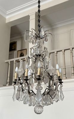 un lustre suspendu au plafond d'une maison