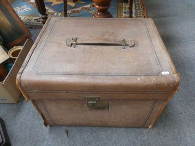 une valise marron posée par terre à côté d'une table