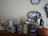 de nombreuses assiettes et tasses posées sur une étagère dans une pièce