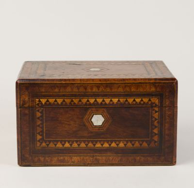 une petite boîte en bois ornée d'un motif géométrique sur le devant