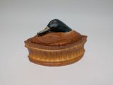 un petit oiseau perché sur une boîte