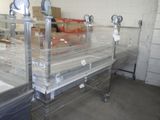 une grande vitrine contenant de nombreux objets