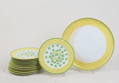 un grand nombre d'assiettes posées sur une table