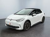 Une Toyota C-HR blanche est garée dans une pièce blanche