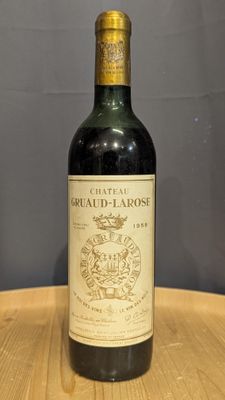 une bouteille de vin posée sur une table en bois