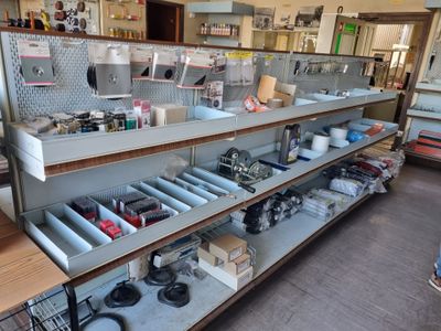 de nombreuses étagères contenant divers articles dans un magasin