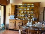 une salle à manger avec un vaisselier et une table à manger