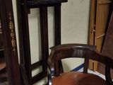 une chaise placée à côté d'un miroir dans une pièce