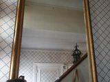un miroir accroché au mur de la pièce