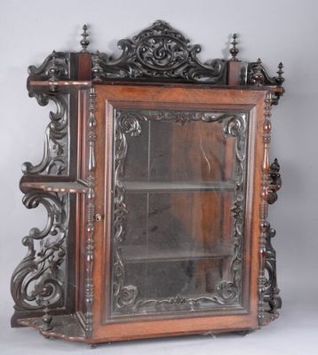 une armoire en bois avec une porte vitrée et une étagère
