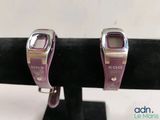 une paire de montres argentées et violettes exposées sur un présentoir noir