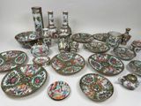 toutes sortes d'œuvres d'art qui se trouvent sur la table