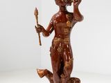 statue d'une femme tenant un bâton et un serpent