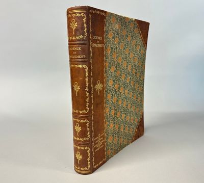 un livre marron à la couverture verte posé sur une table