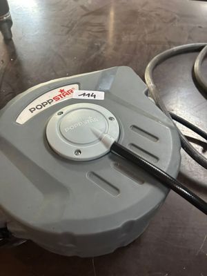 une machine grise posée sur une table
