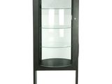 un gros plan d'une vitrine en verre sur fond blanc
