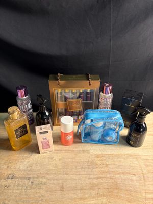 une table en bois sur laquelle sont posées des flacons de parfum et d'autres objets