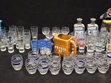 beaucoup de verres et un pichet sur la table