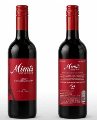 deux bouteilles de vin sur fond blanc