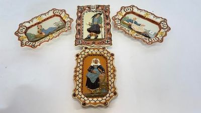quatre images différentes d'une croix sur laquelle figurent une femme et un homme