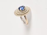 une photo d'une bague sertie d'un saphir beige et de diamants