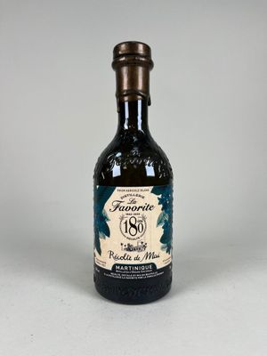 une bouteille d'alcool posée sur une table blanche