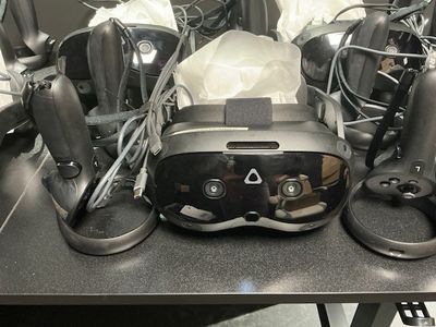 une table sur laquelle sont posées plusieurs manettes de jeux vidéo