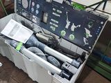 une boîte à outils avec des outils à l'intérieur sur le sol