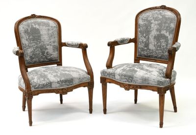 paire de fauteuils de style louis xv