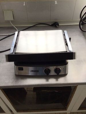 Grill électrique de marque PRINCESS fonctionnel. LOTS A RETIRER SUR RV - Photo 1