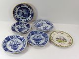 six assiettes bleues et blanches sur lesquelles figurent un homme et une femme