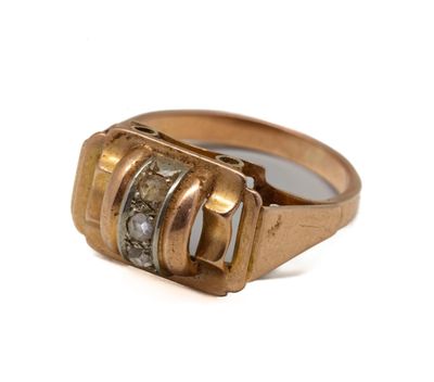 Gros plan sur une bague contenant une pierre