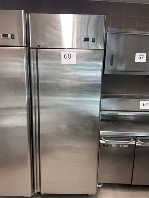 des réfrigérateurs en acier inoxydable dans une cuisine professionnelle, avec des étiquettes de prix dessus