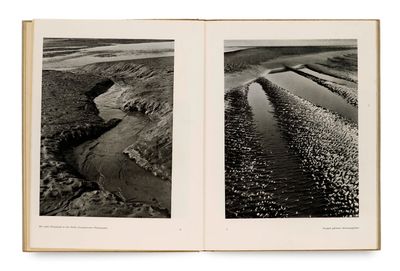un livre ouvert avec deux images représentant une rivière et quelques rochers