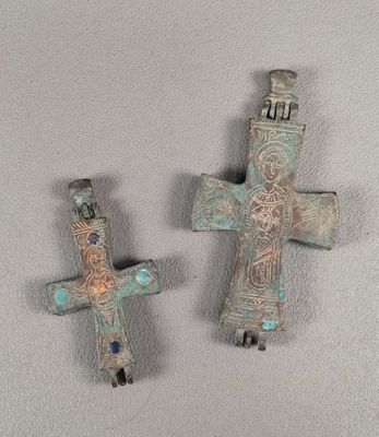 paire de croix anciennes en bronze ornées de perles de verre bleues et vertes