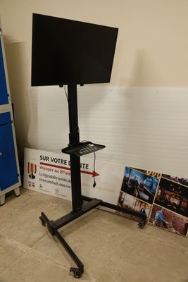 une télévision posée sur un meuble dans une pièce