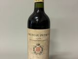 bouteille de vin rouge avec bouchon rouge sur fond blanc